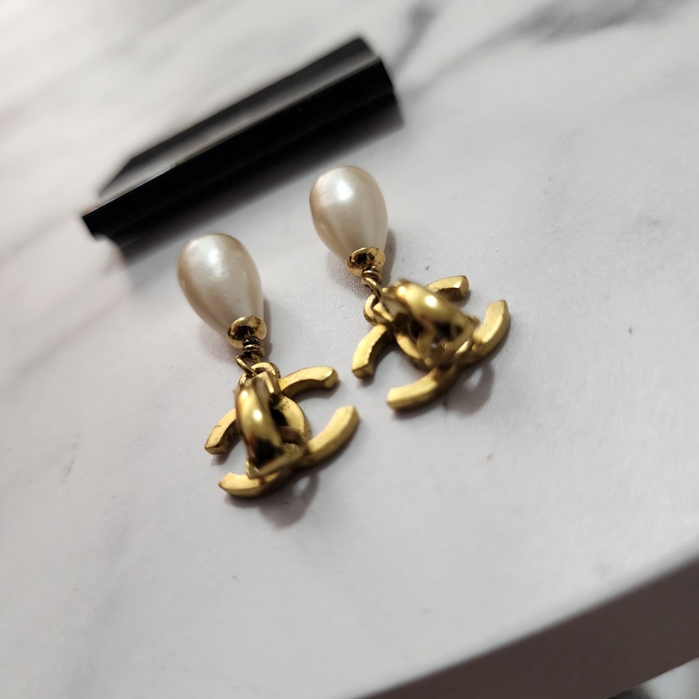 BS 279 Authentic Vintage Chanel CC Logo With Faux Pearl Clip On Earring - Picture 7 of 9